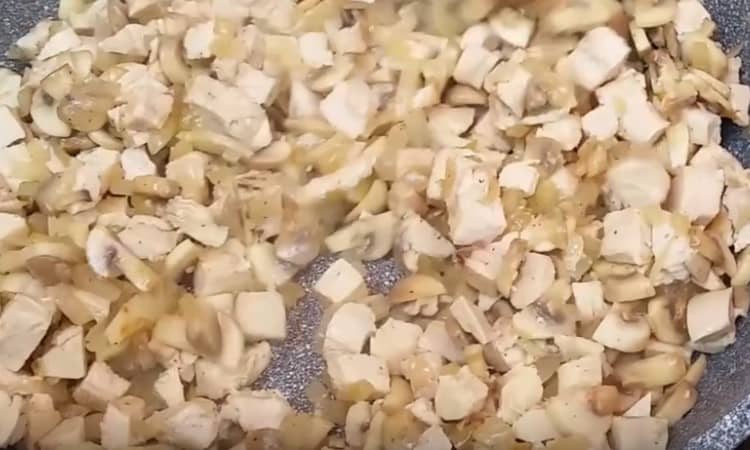 Приготовление пирога киш с курицей, грибами и сыром: шаг 6