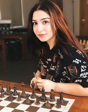 Леон Роландович кандидатом в мастера спорта по шахматам.