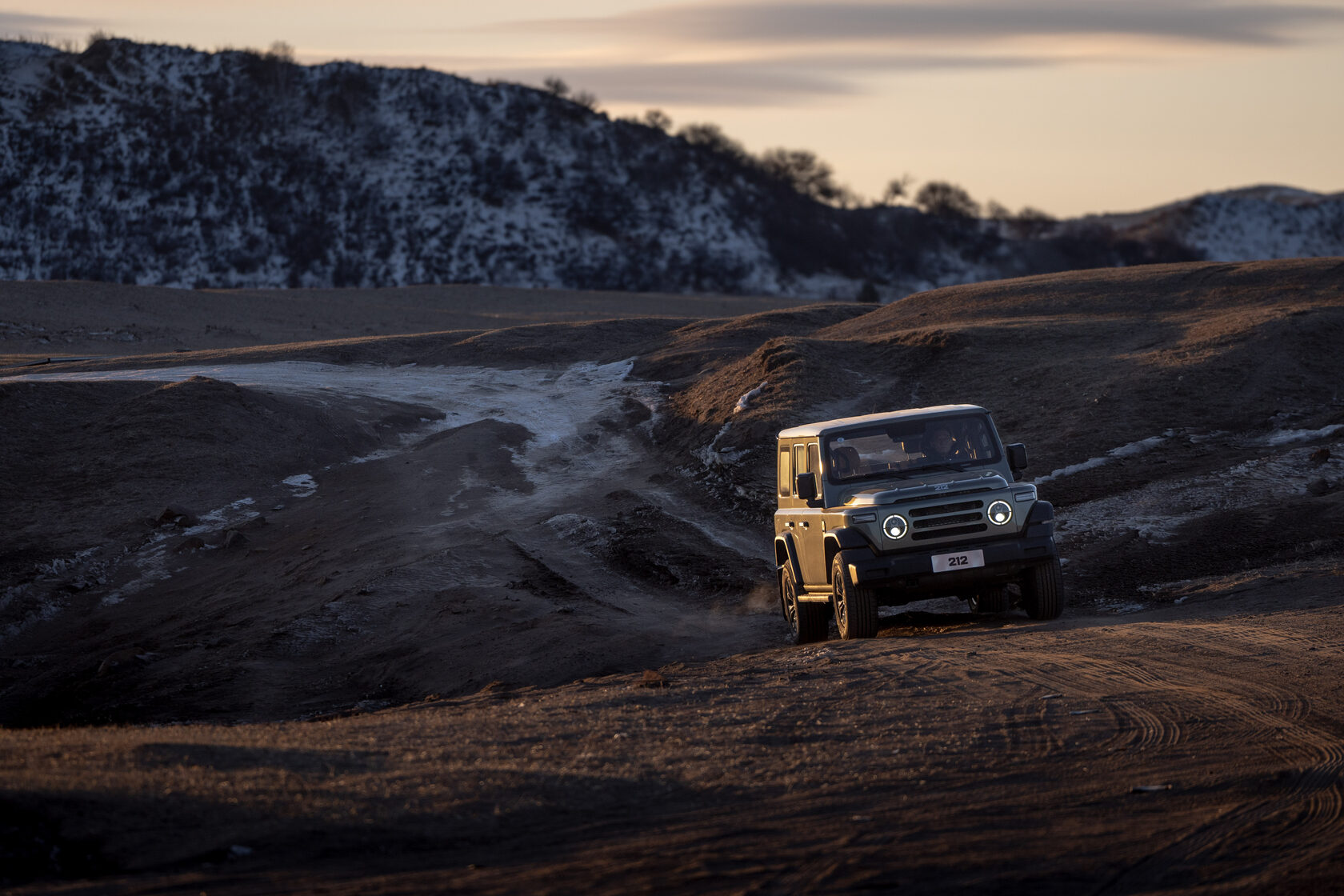 212 T01 Adventurer RUS на зимней грунтовой дороге