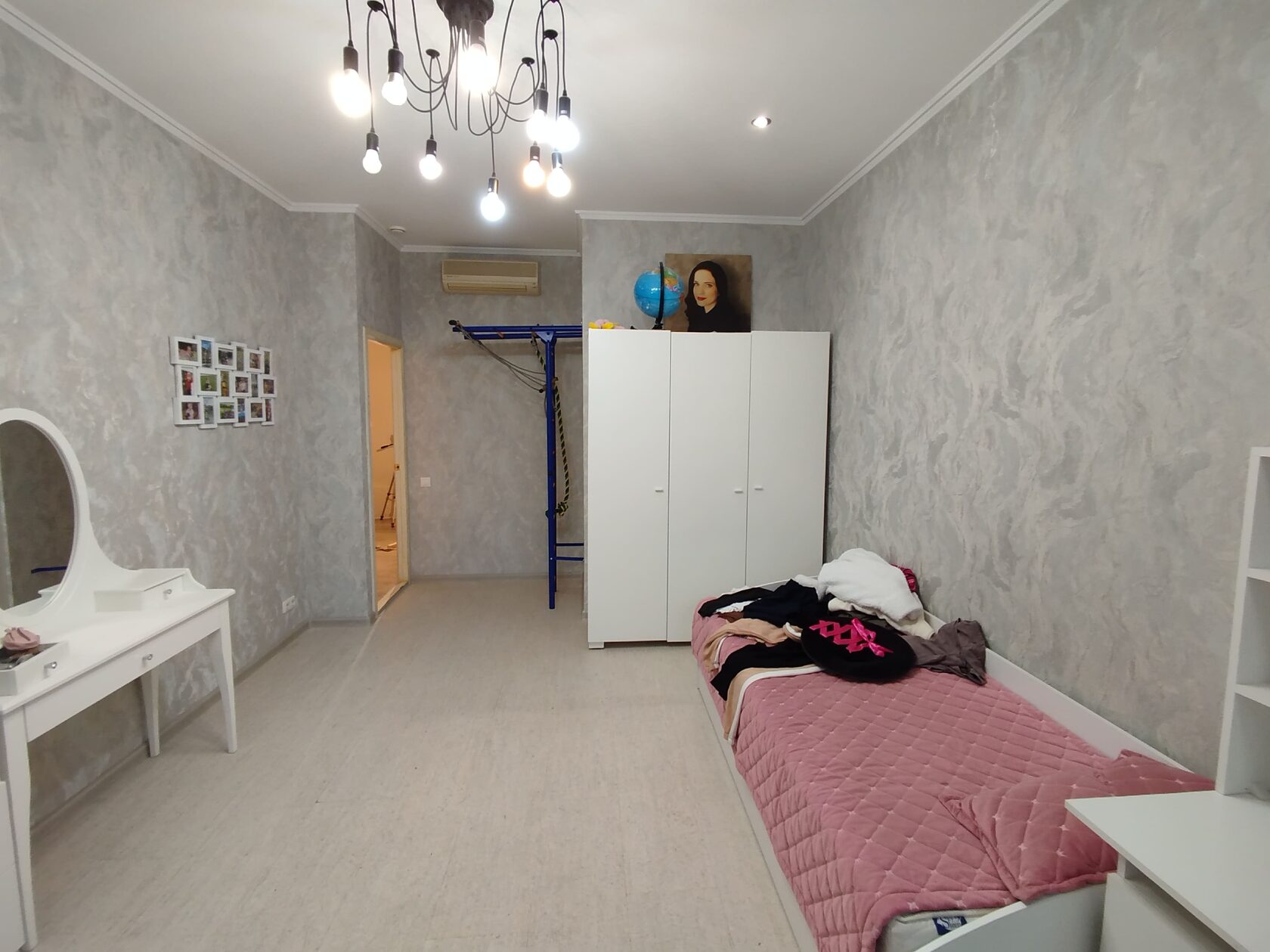 Косметический ремонт гостиной в Екатеринбурге — поклейка обоев, укладка ламината, покраска потолка