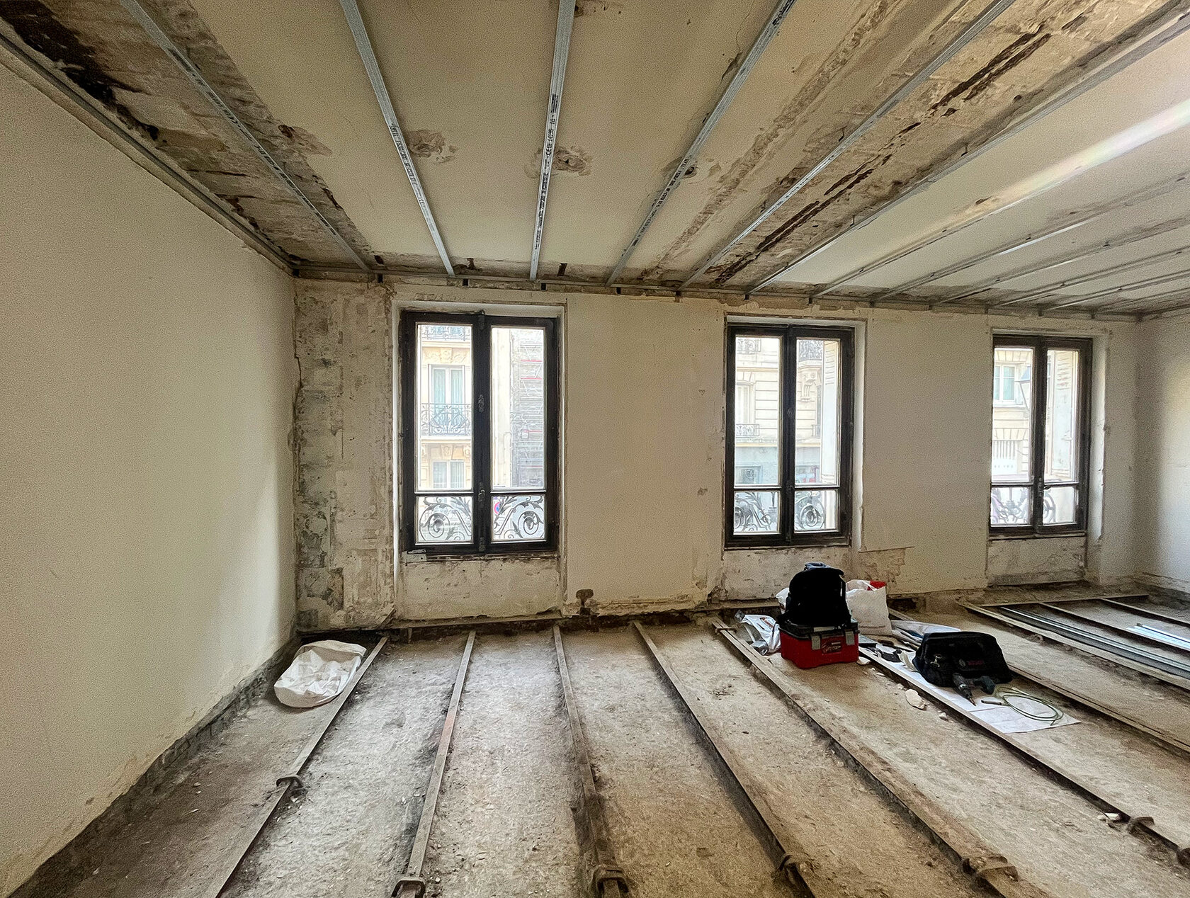 Appartement parisien en démolition avant rénovation complète et redistribution des espaces