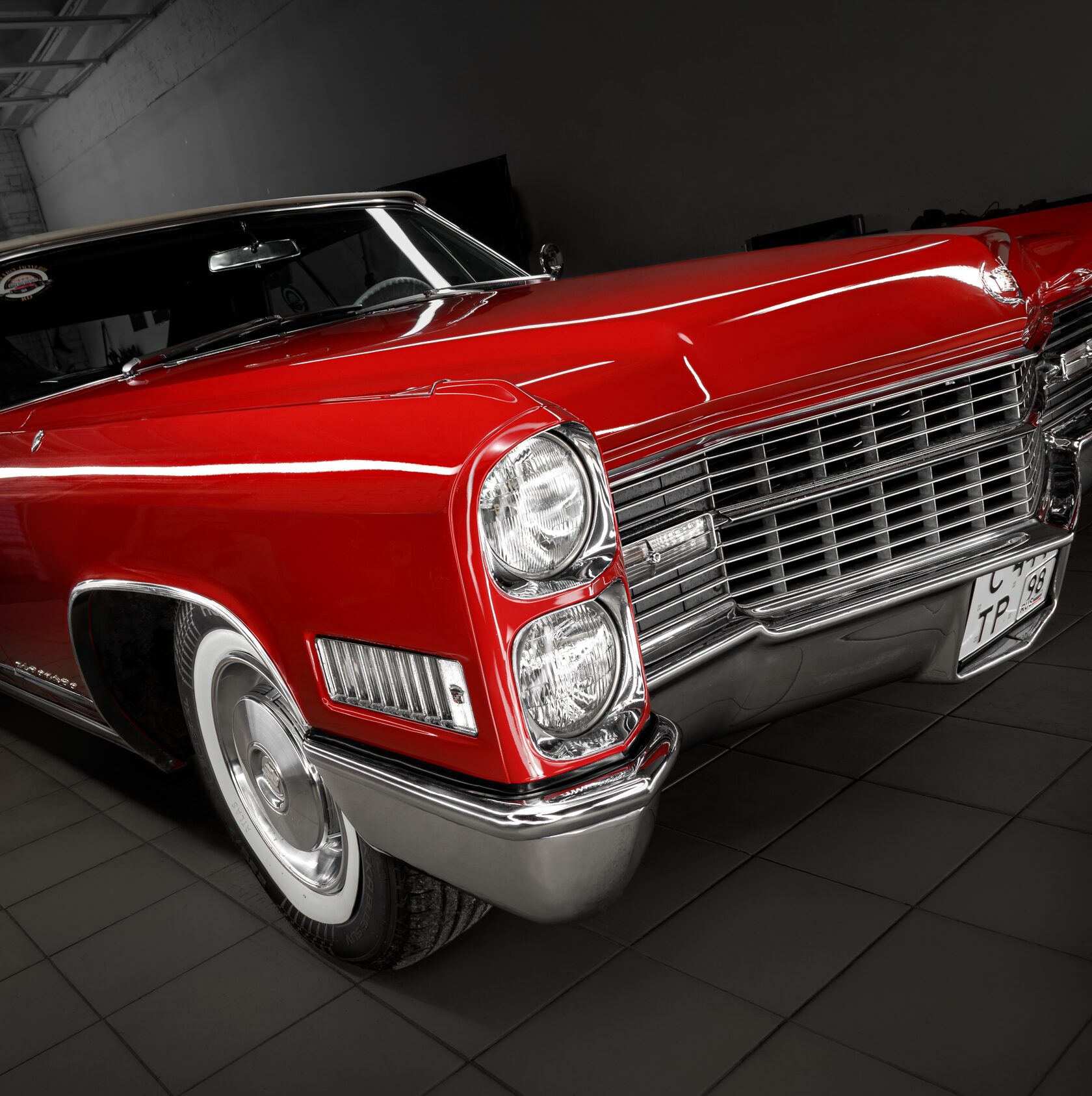 Блестящий кузов красного Cadillac Eldorado 1966 после полировки и частичной реставрации