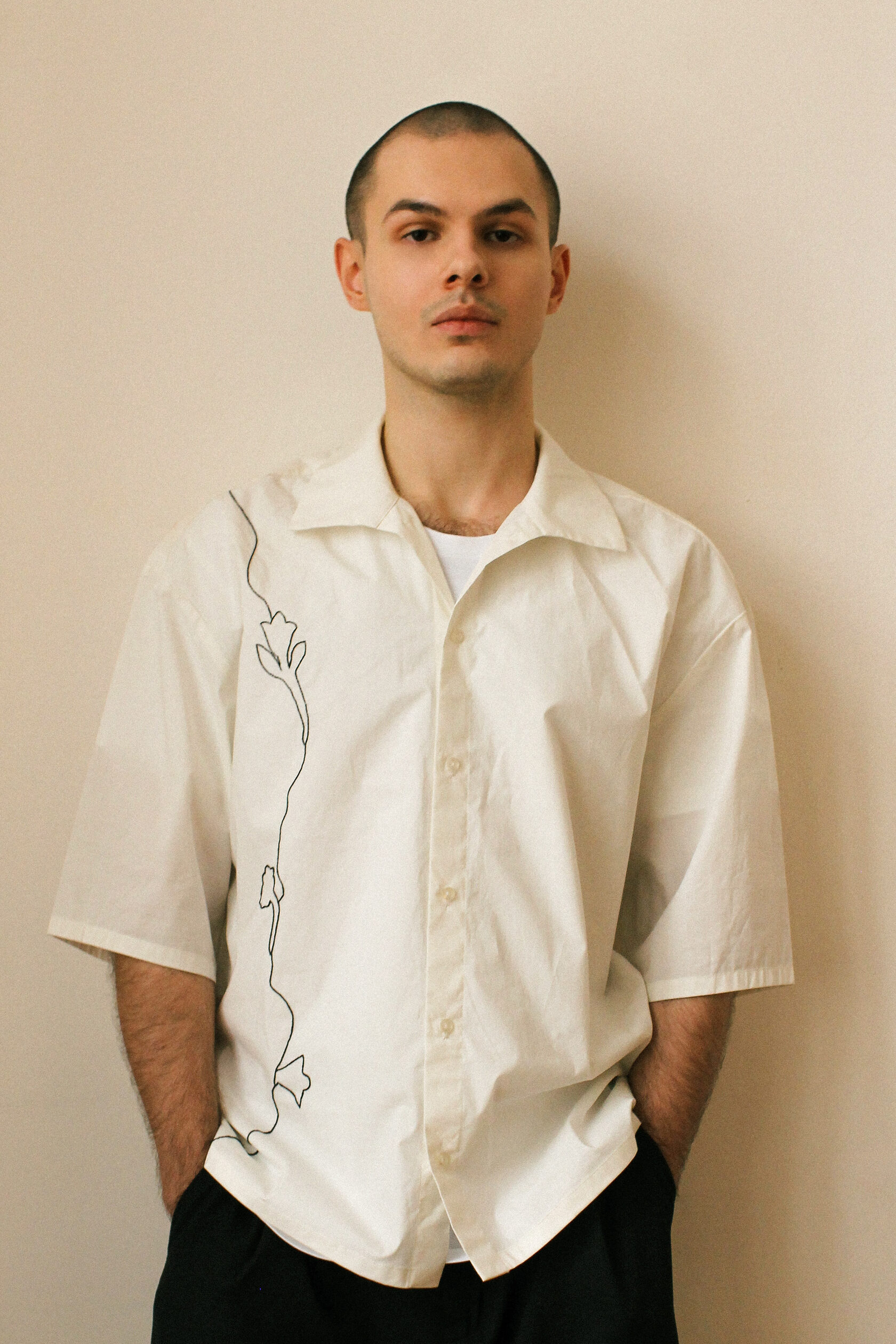 Авторская рубашка с ручной вышивкой, вдохновлённой традиционными чеченскими орнаментами и эстетикой гор. Уникальное изделие в духе Antalvala: строгая форма, медитативная детализация, женская сила, выраженная в тишине ткани. Каждая рубашка создаётся вручную, с уважением к ремеслу и корням. ручная вышивка, рубашка с этническим орнаментом, традиционная чеченская одежда, женская рубашка в стиле Antalvala, современный кавказский стиль, дизайнерская рубашка с вышивкой