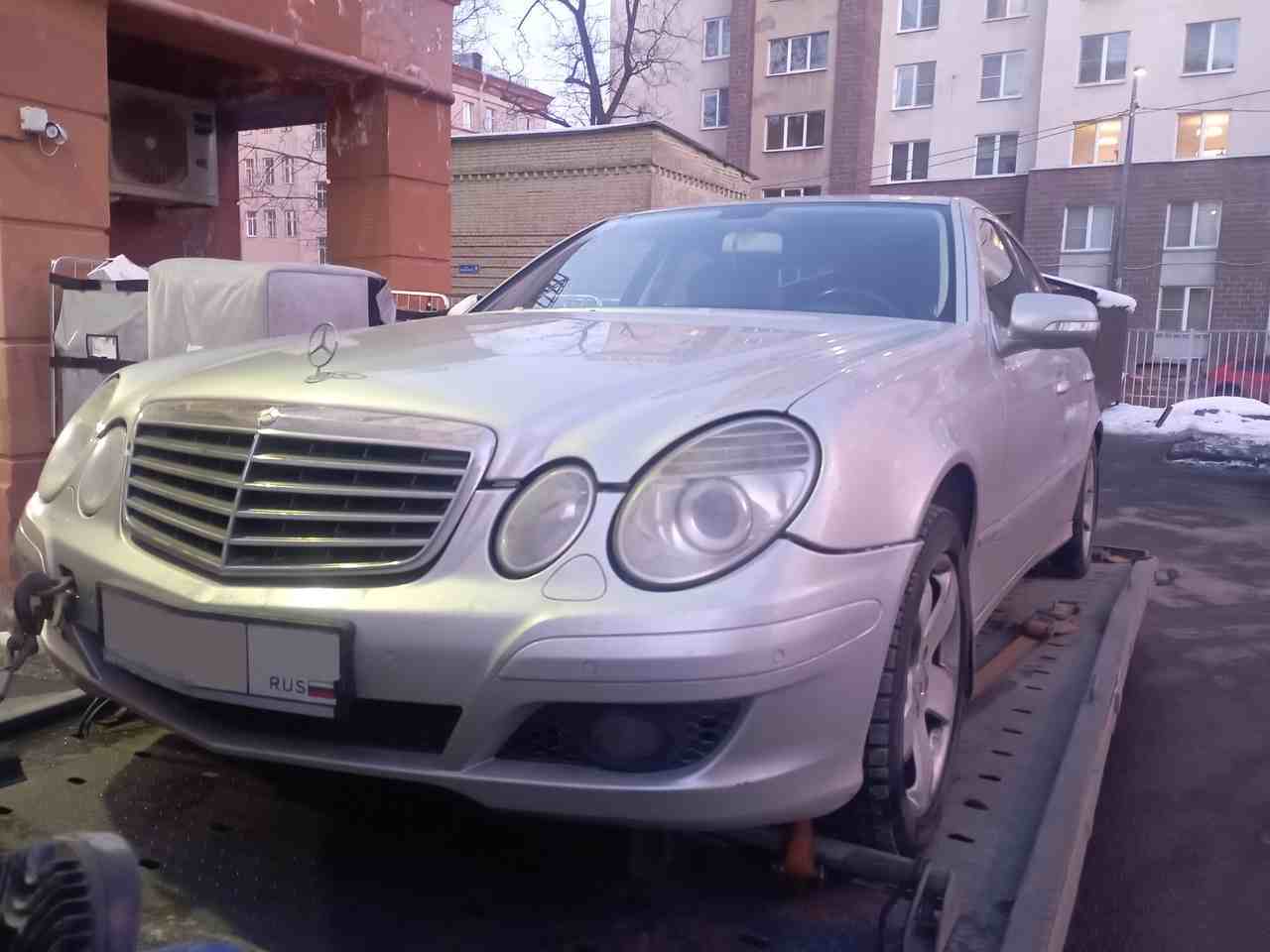 Эвакуация автомобиля Mercedes-Benz W211 с улицы Ольминского в Невском районе Санкт-Петербурга