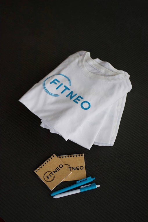 Фирменная спортивная футболка Fitneo
