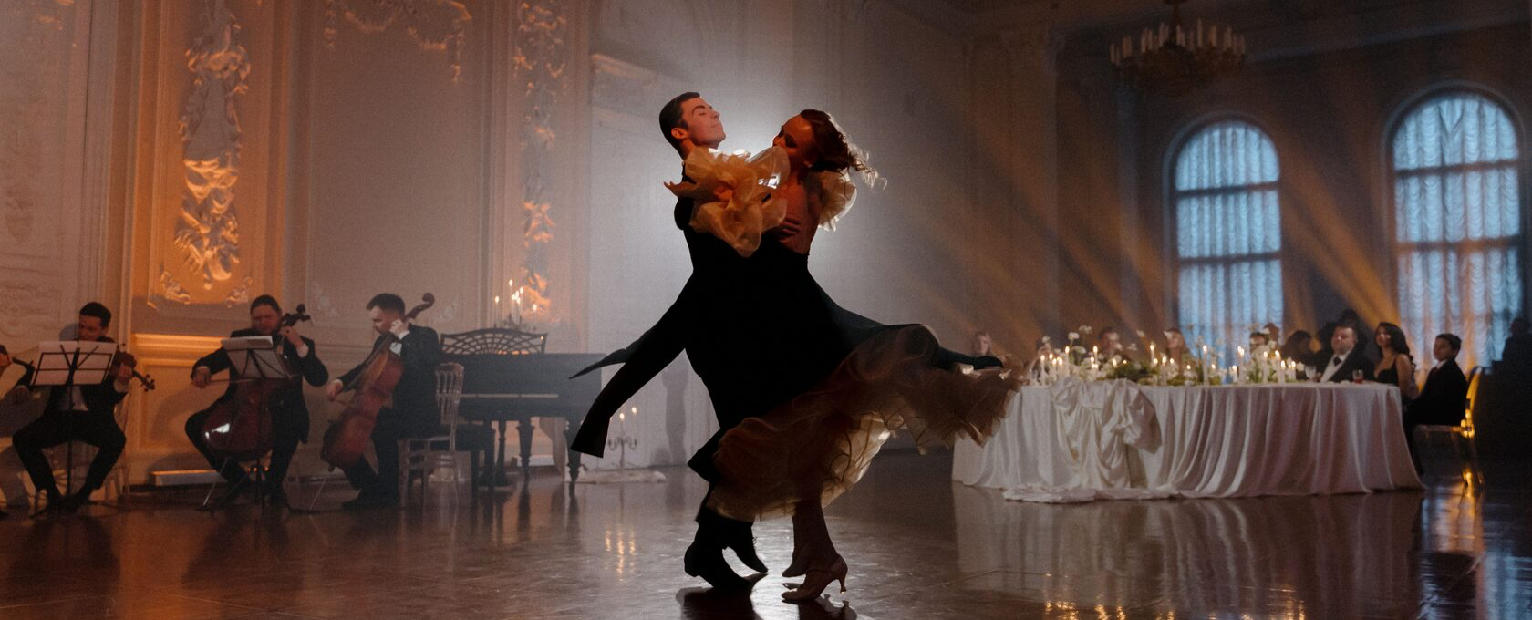 живой оркестр и танцоры на торжественном свадебном мероприятии