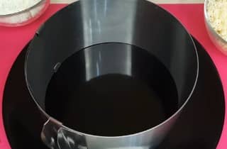 Приготовление салата «Дамский каприз» с курицей и ананасом слоями: шаг 7