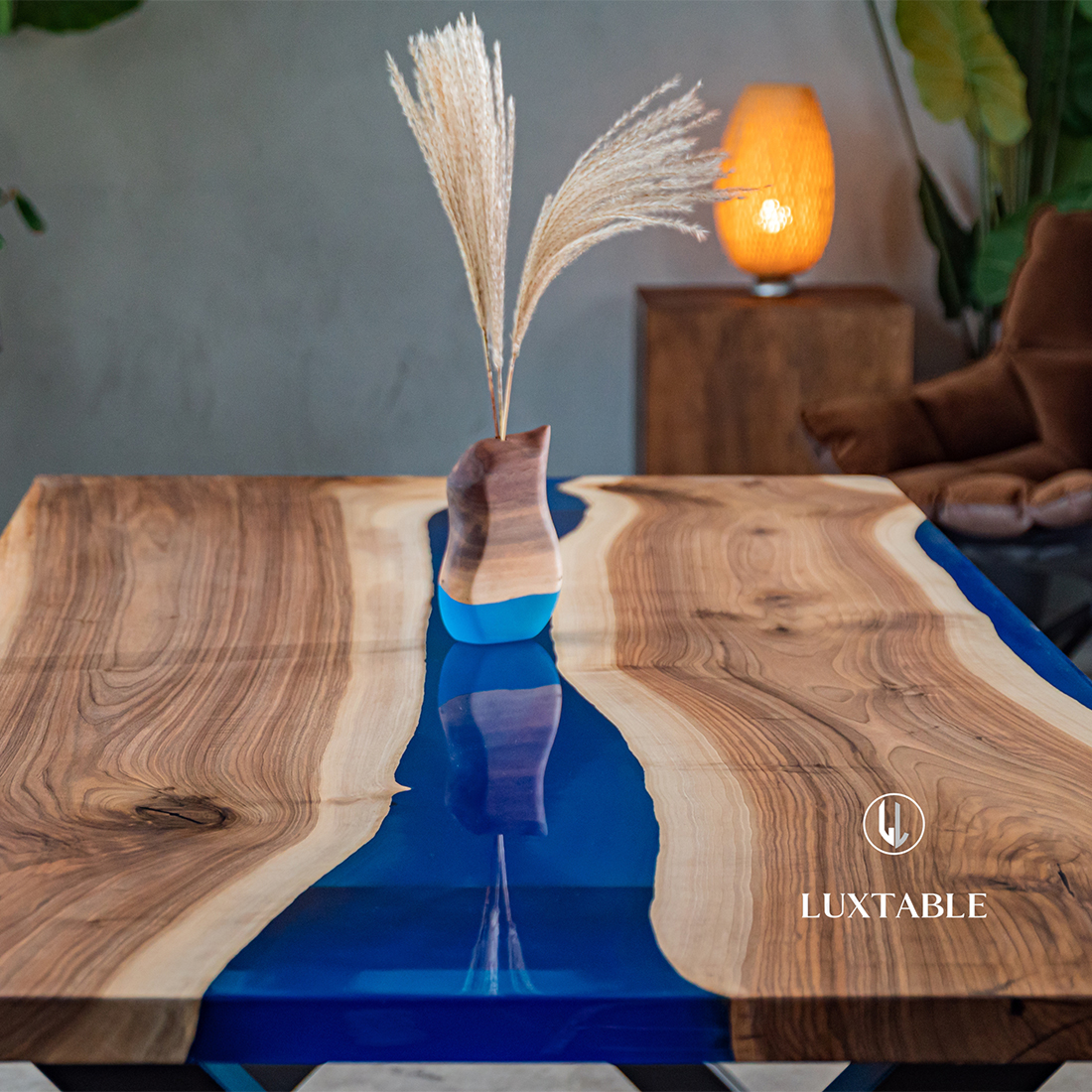 Epoxidharz Tische Alagoas aus europäischem Nussbaum und hellblauem Epoxidharz mit Metallic Effekt