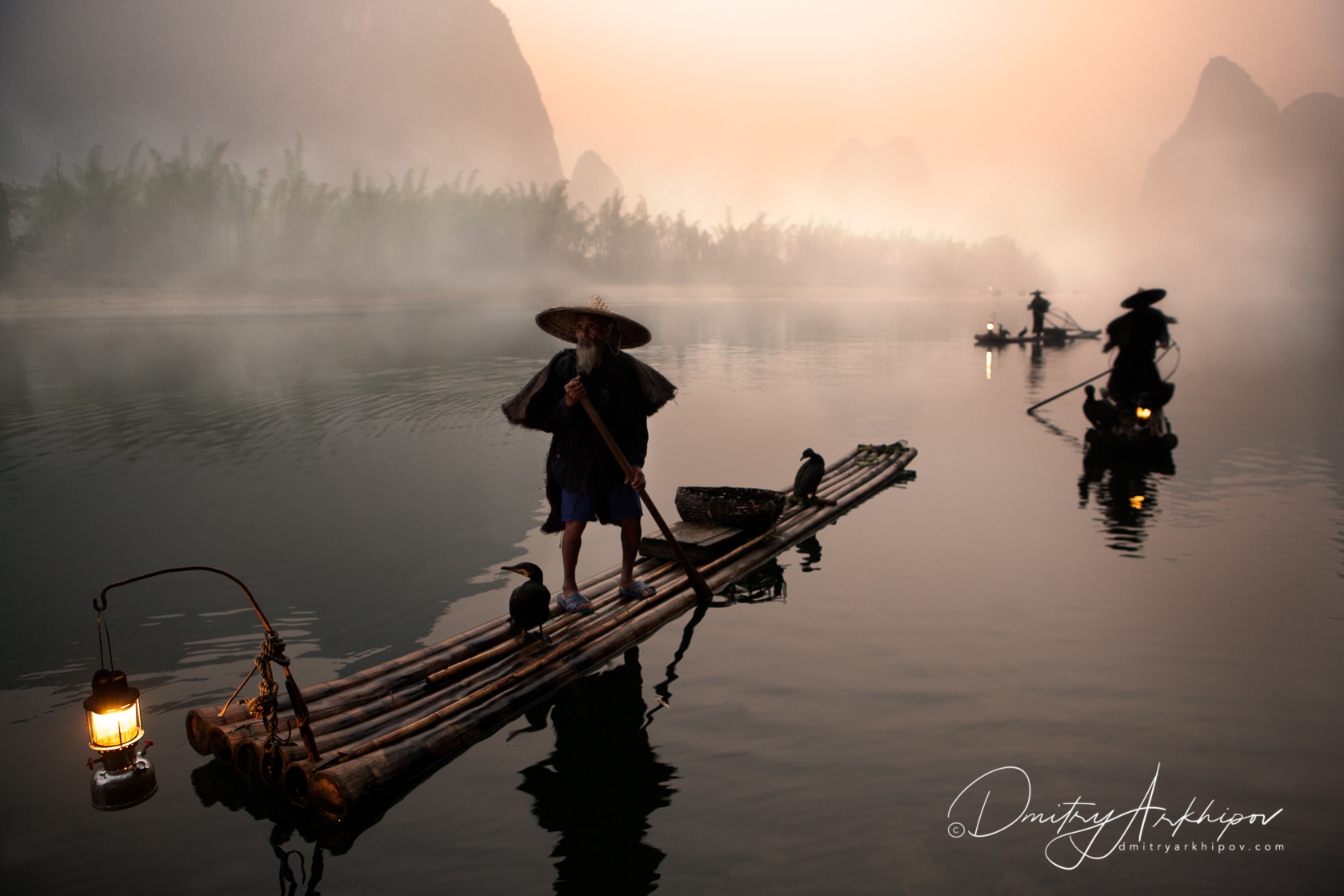 Река ли рыбалка на реке. Рыбалка с бакланами в Китае. Китайский Рыбак в лодке. Рыбалка с бакланами. Ловля рыбы с бакланами в Китае.