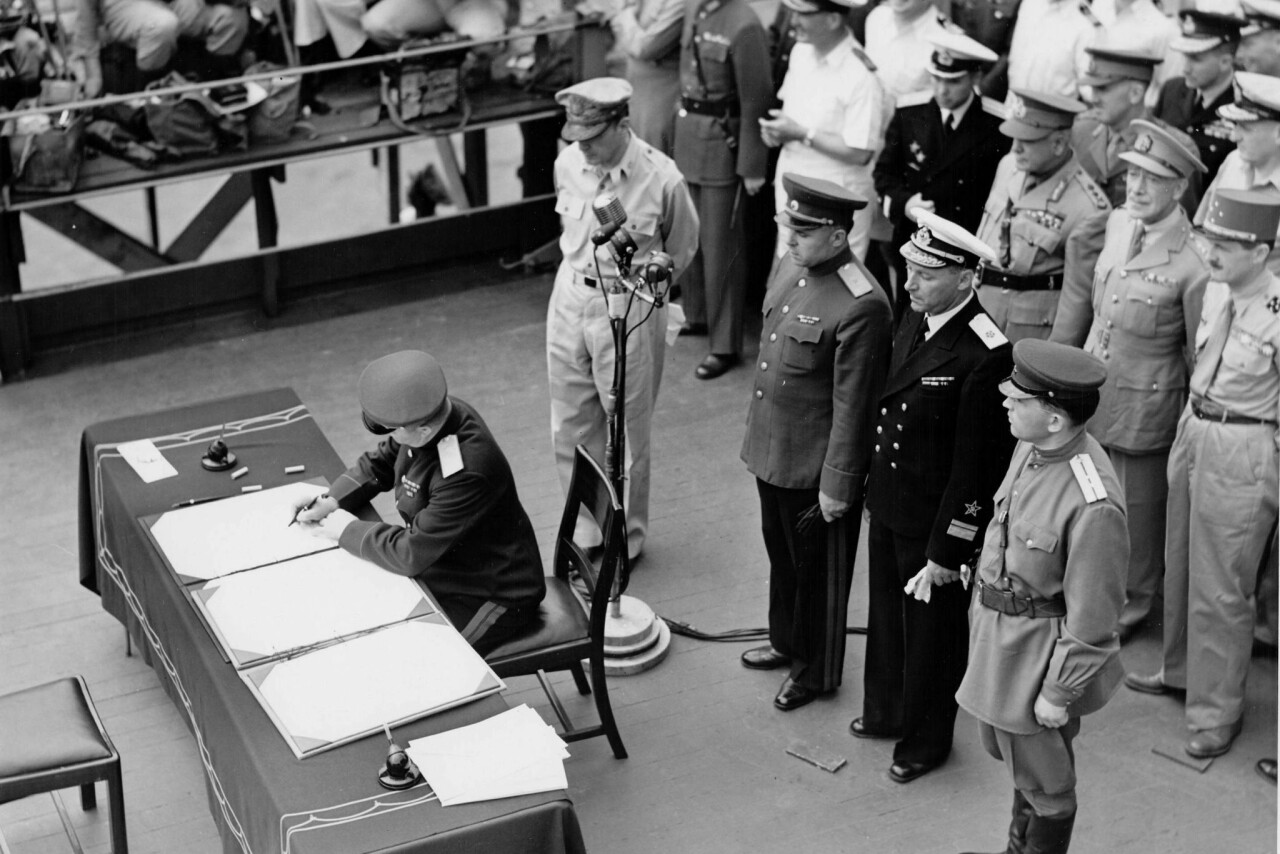 Подписание Акта о капитуляции Японии на линкоре «Миссури» 2 сентября 1945 года.