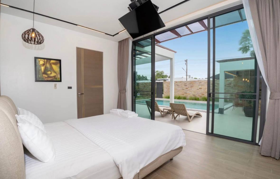 Роскошная спальня с видом на тропический сад.