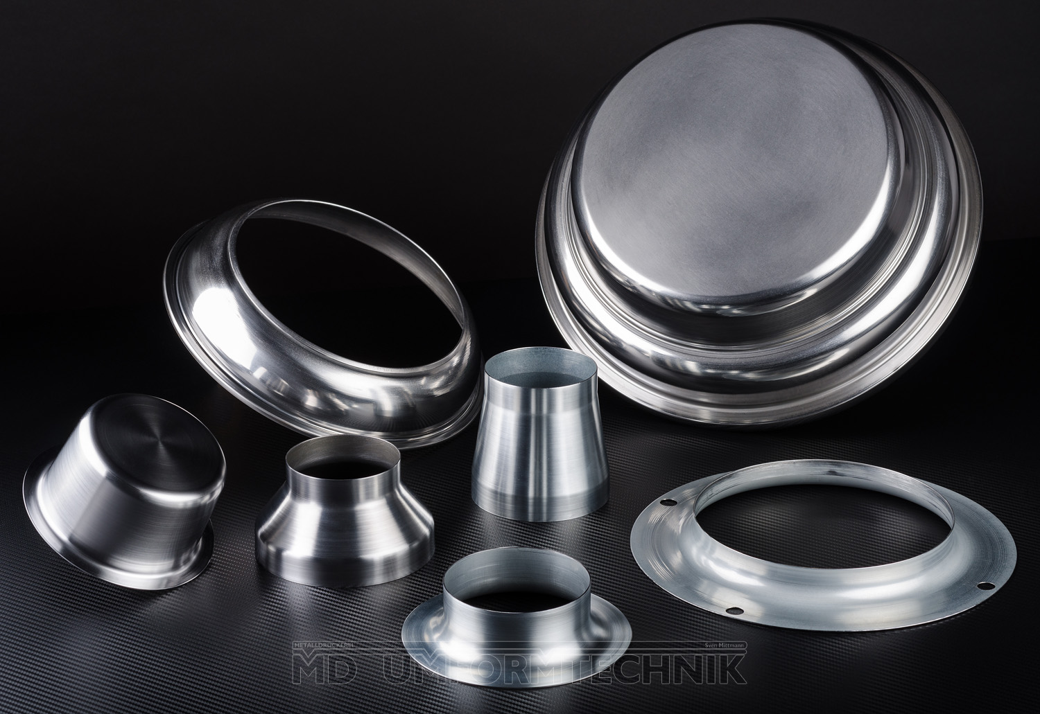 Алюминиевый деталь в машиностроении. Алюминиевая и стальная детали. Фрезерованные детали. Литье алюминия под давлением. Детали из алюминия.