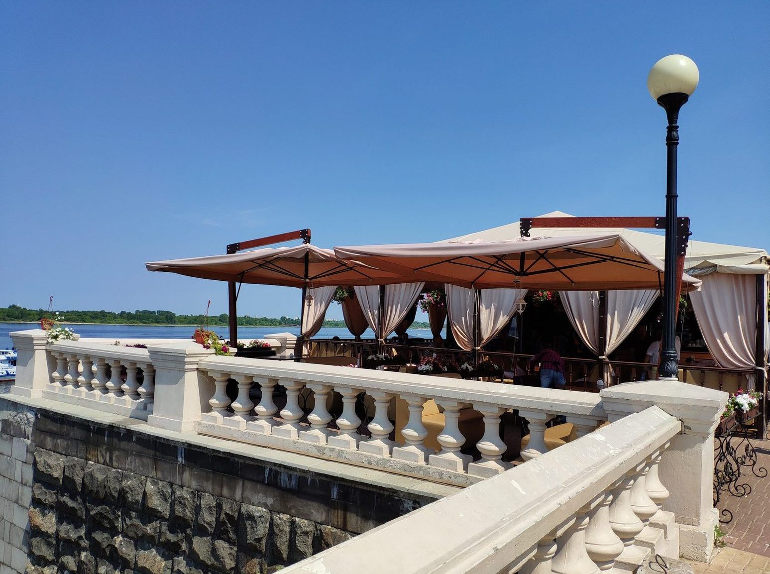 Современная терраса кафе
