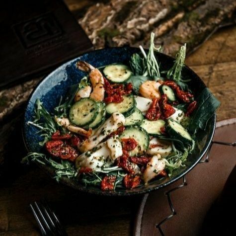 虾和鱿鱼沙拉配利古里亚酱