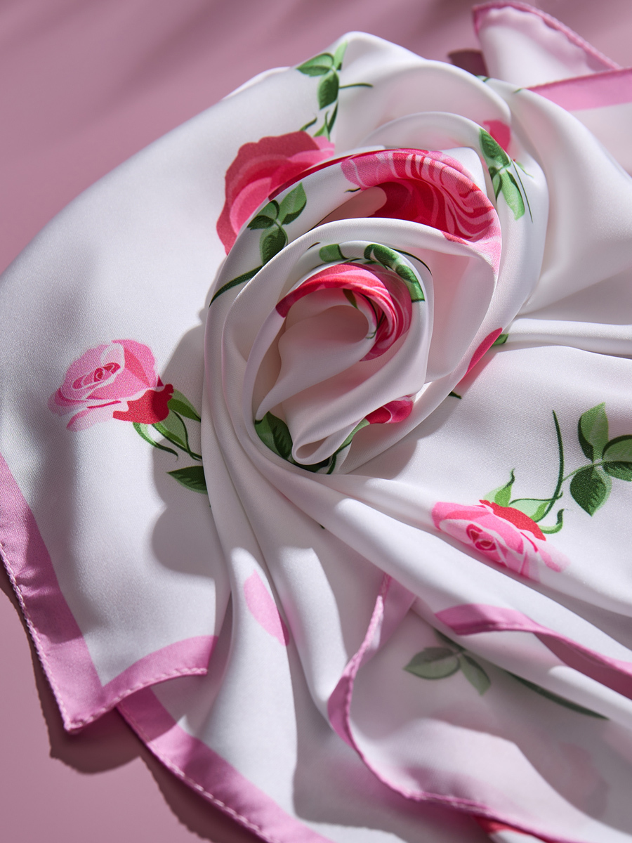 платок с розовым узором в цветочек детально