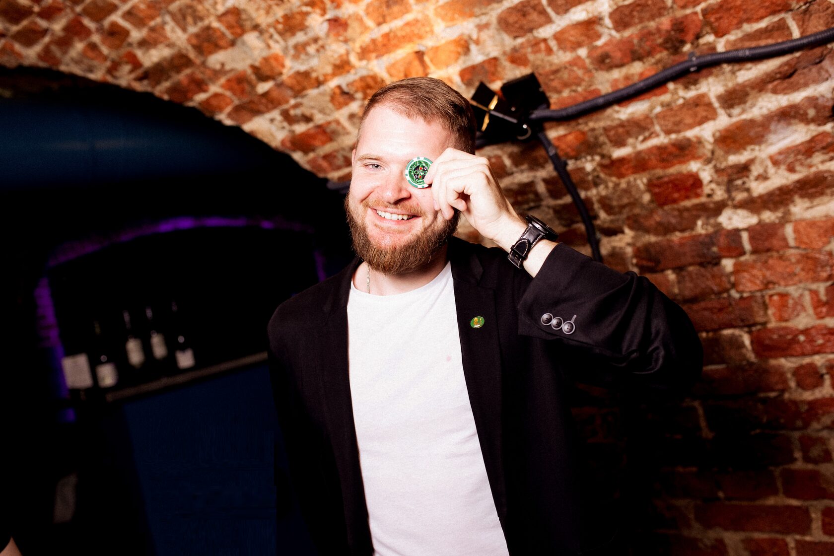 Мужчина с фишкой казино