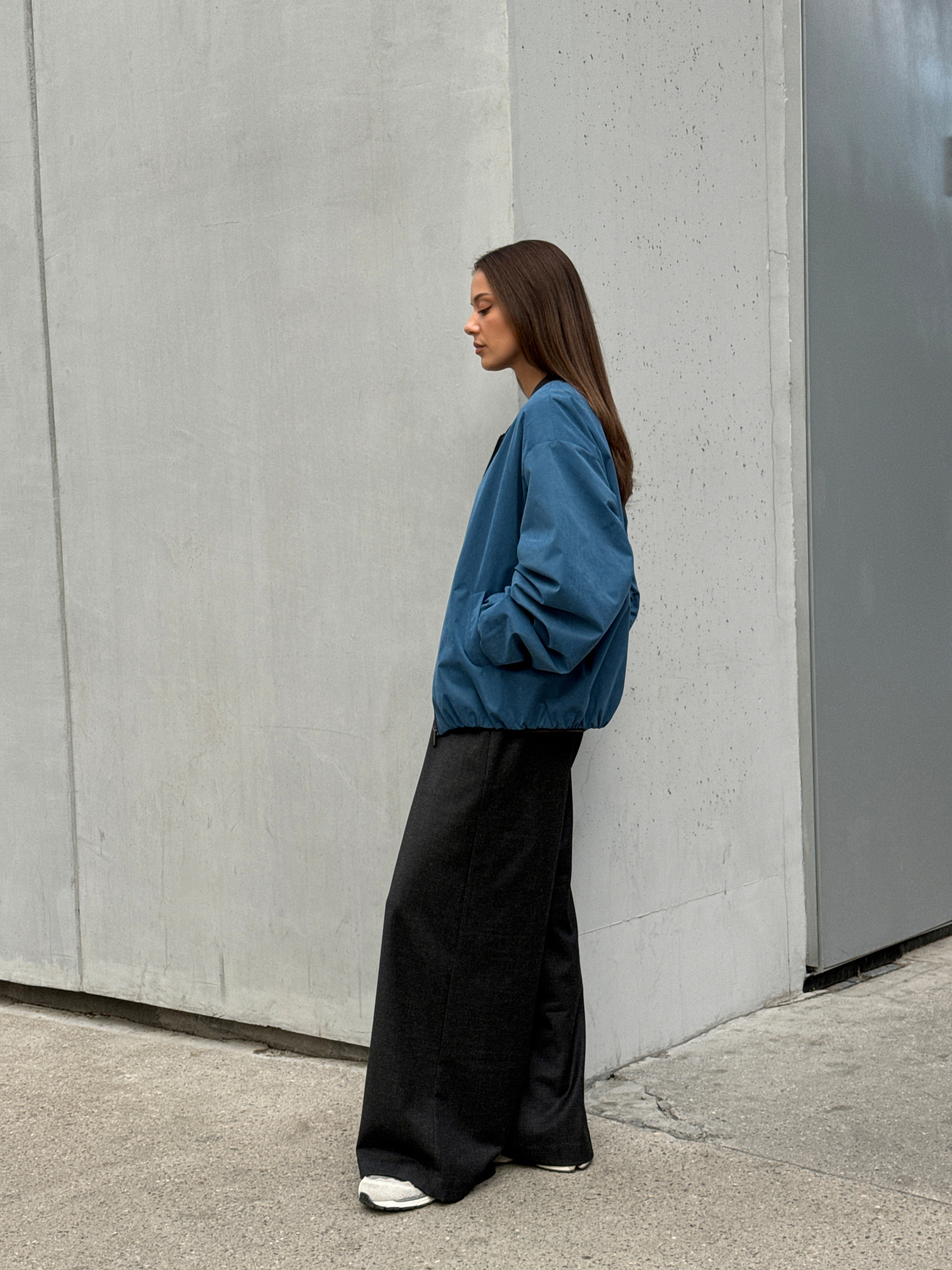 Женские базовые брюки KATYA BLANC прямого кроя в повседневном образе