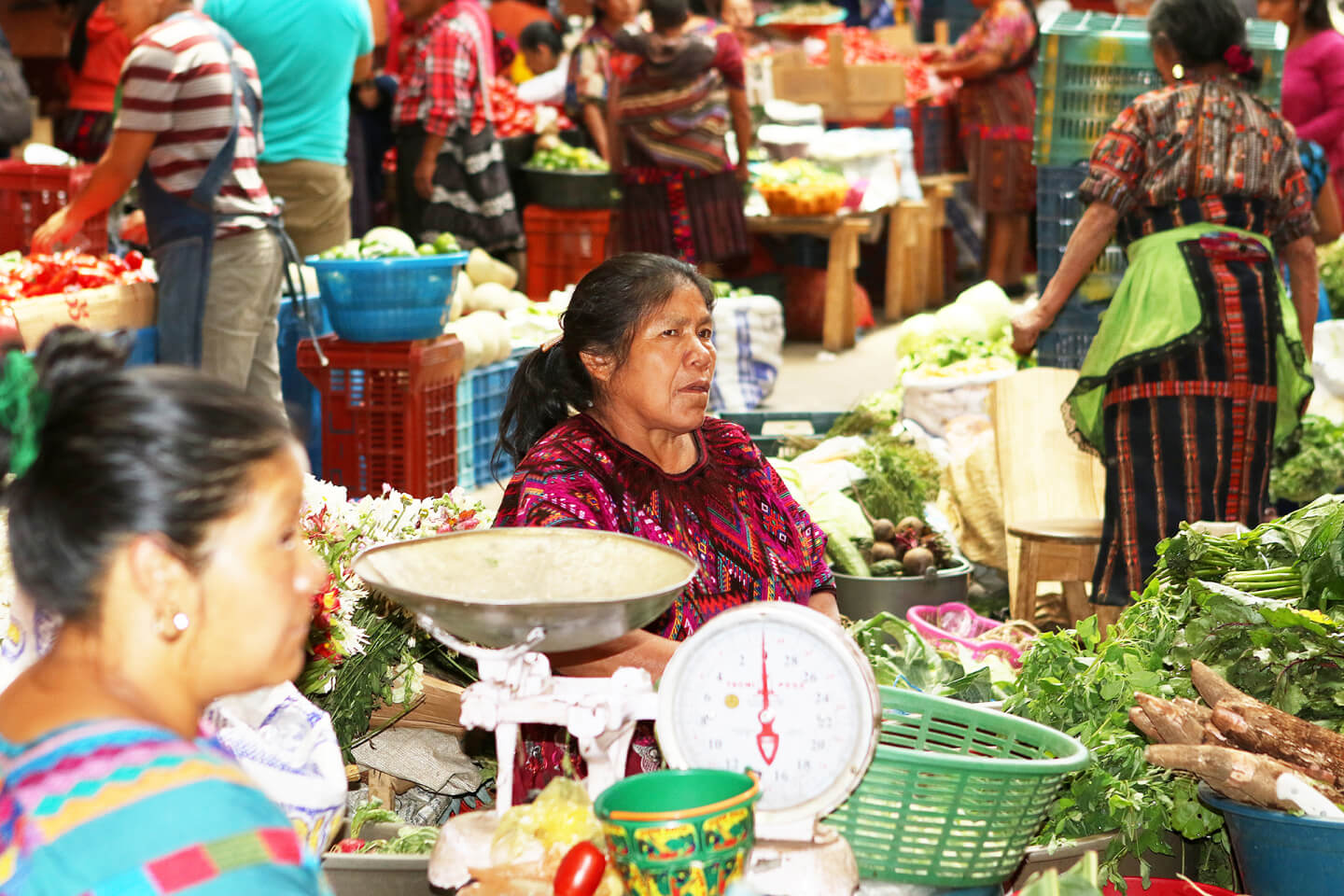 Раньше торговля была в основном мужским занятием. Сейчас в Чичикастенанго абсолютное большинство продавцов — женщины. Чичикастенанго, департамент Киче, 2018.