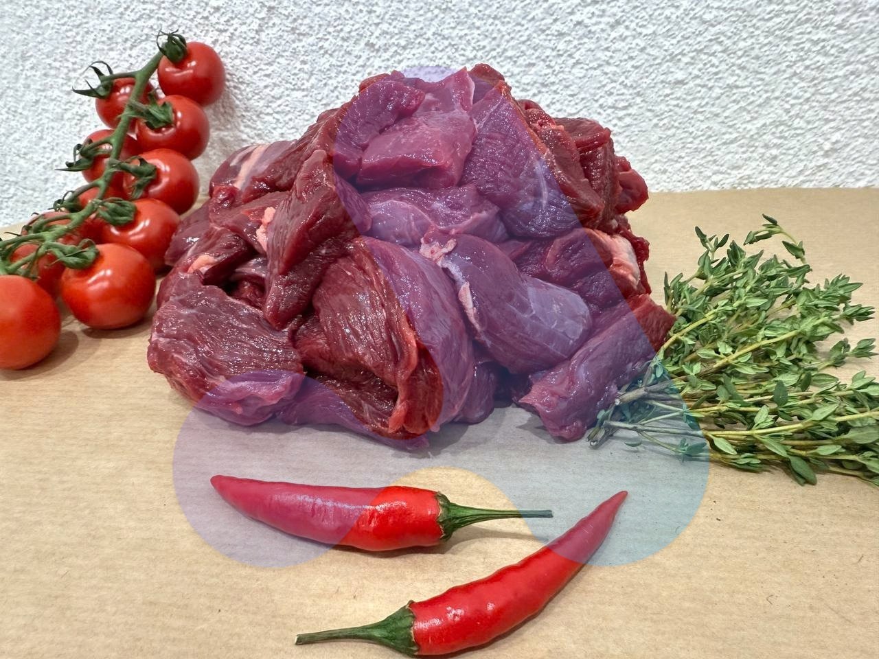 Стало: мясо дичи кусками с томатами, тимьяном и перцем чили