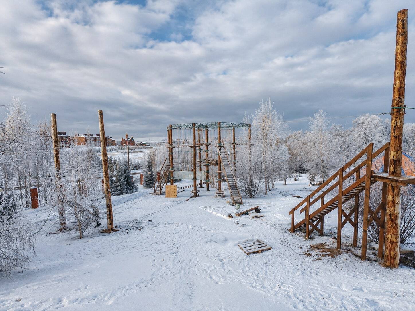 Верёвочный парк на опорах · 3 трассы · 29 этапов · скалодром 9 × 6 м — фотография 7