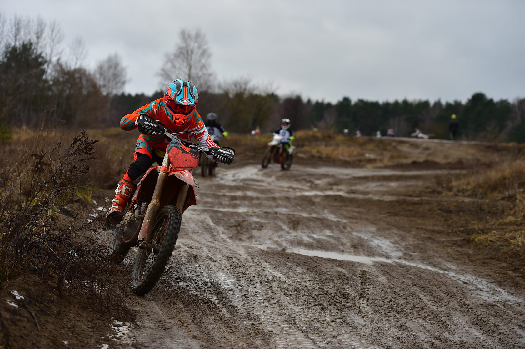эндуро бревно. ктм эндуро гонка. Red bull enduro кросс. Red bull hard enduro. экипировка эндуро кросс go pro red bull.