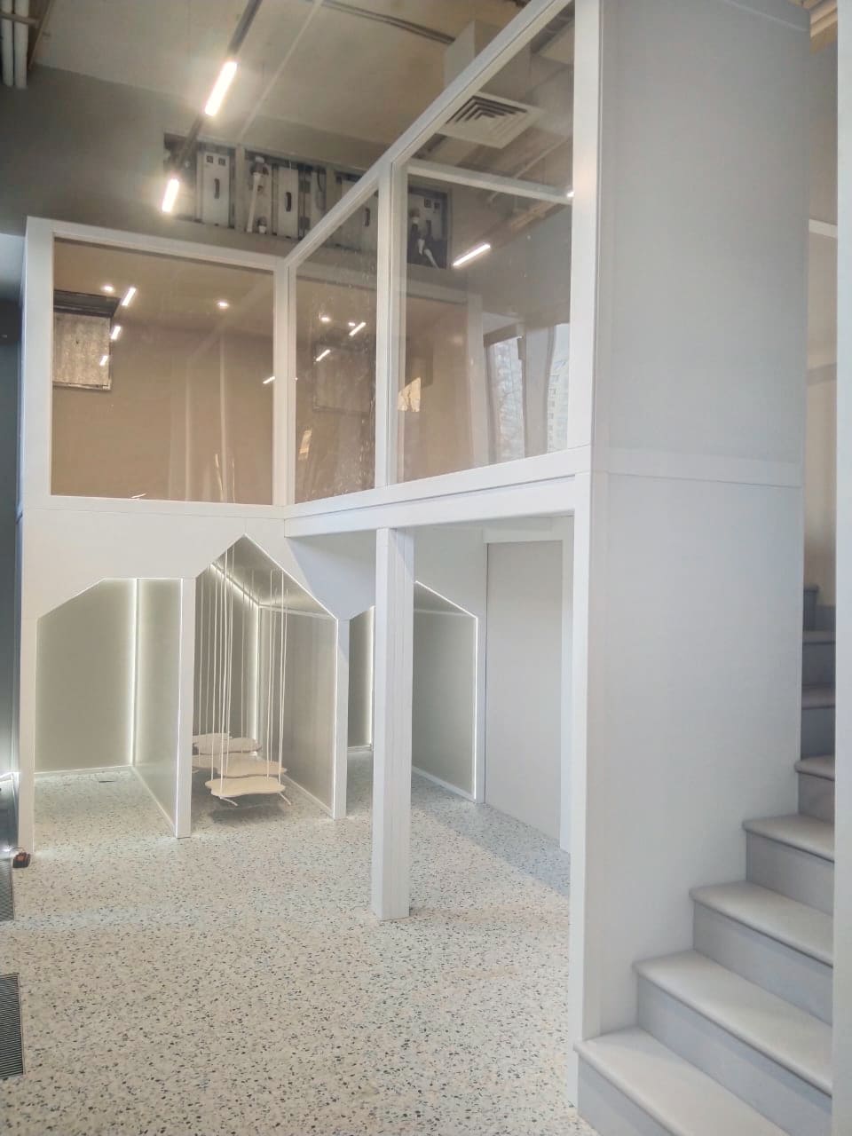 Игровая зона с деревянным домиком в помещении