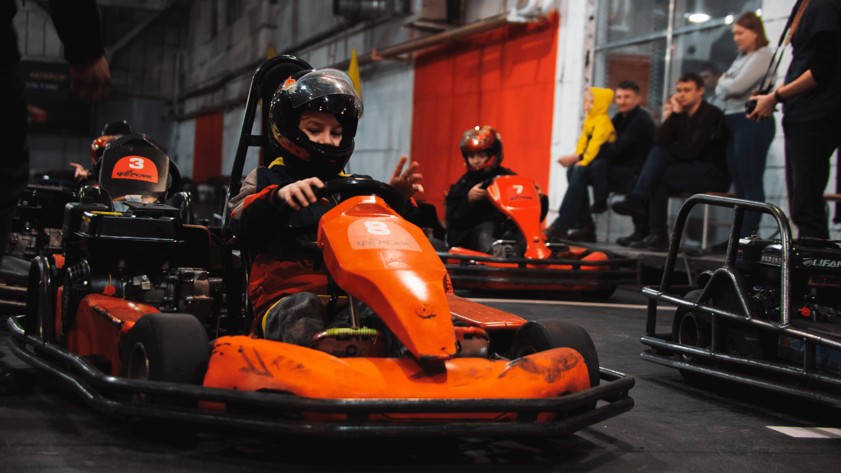 фото нанесения макияжа на лицо девушки 