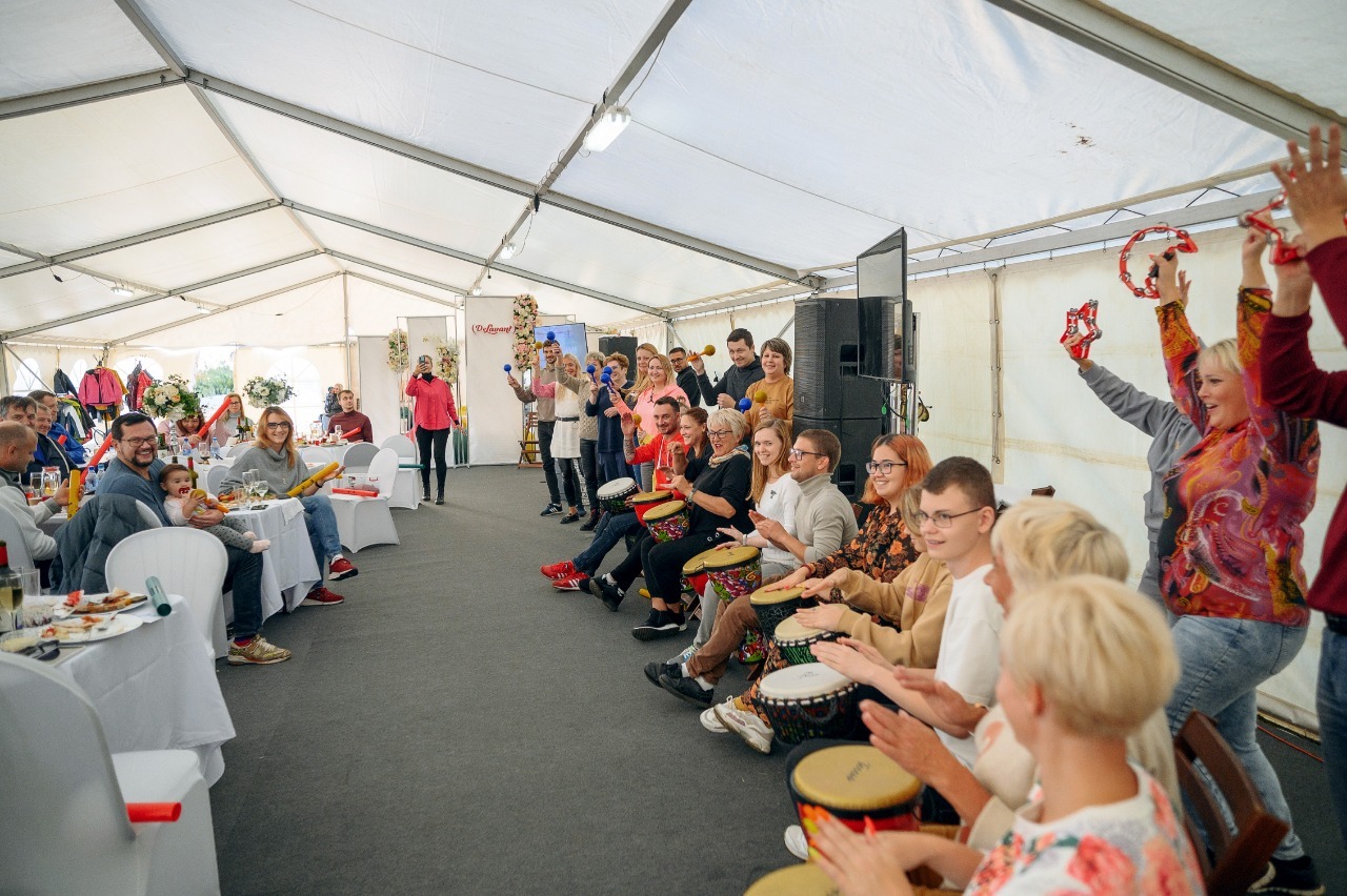 Все работники компании принимают участие в запоминающемся тимбмлдинге: участники играют на африканских барабанах, тамбуринах и маракасах. Барабанный тимбилдинг — запоминающееся событие! 