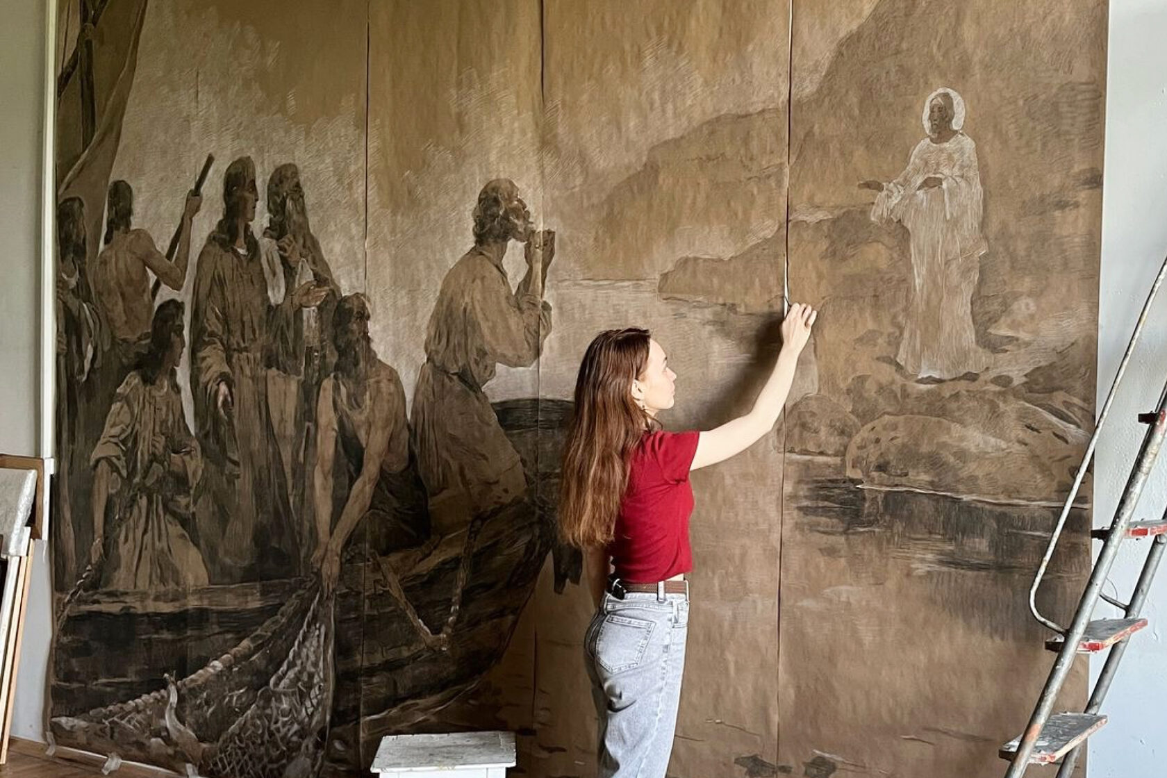 На фото один из этапов — отрисовка картона. Восстановление общей «картины» по оставшимся после пожара фрагментам и старинным фотографиям.