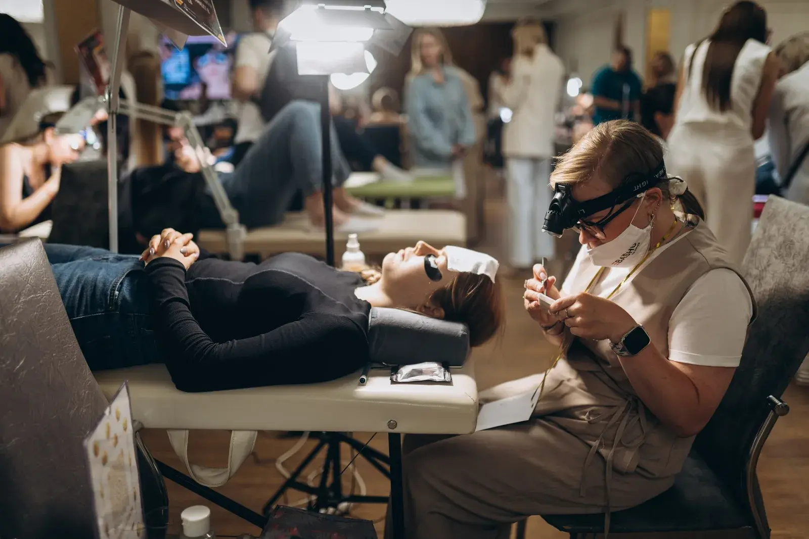 Мастер демонстрирует наращивание ресниц во время практической части Beauty Novator 2026