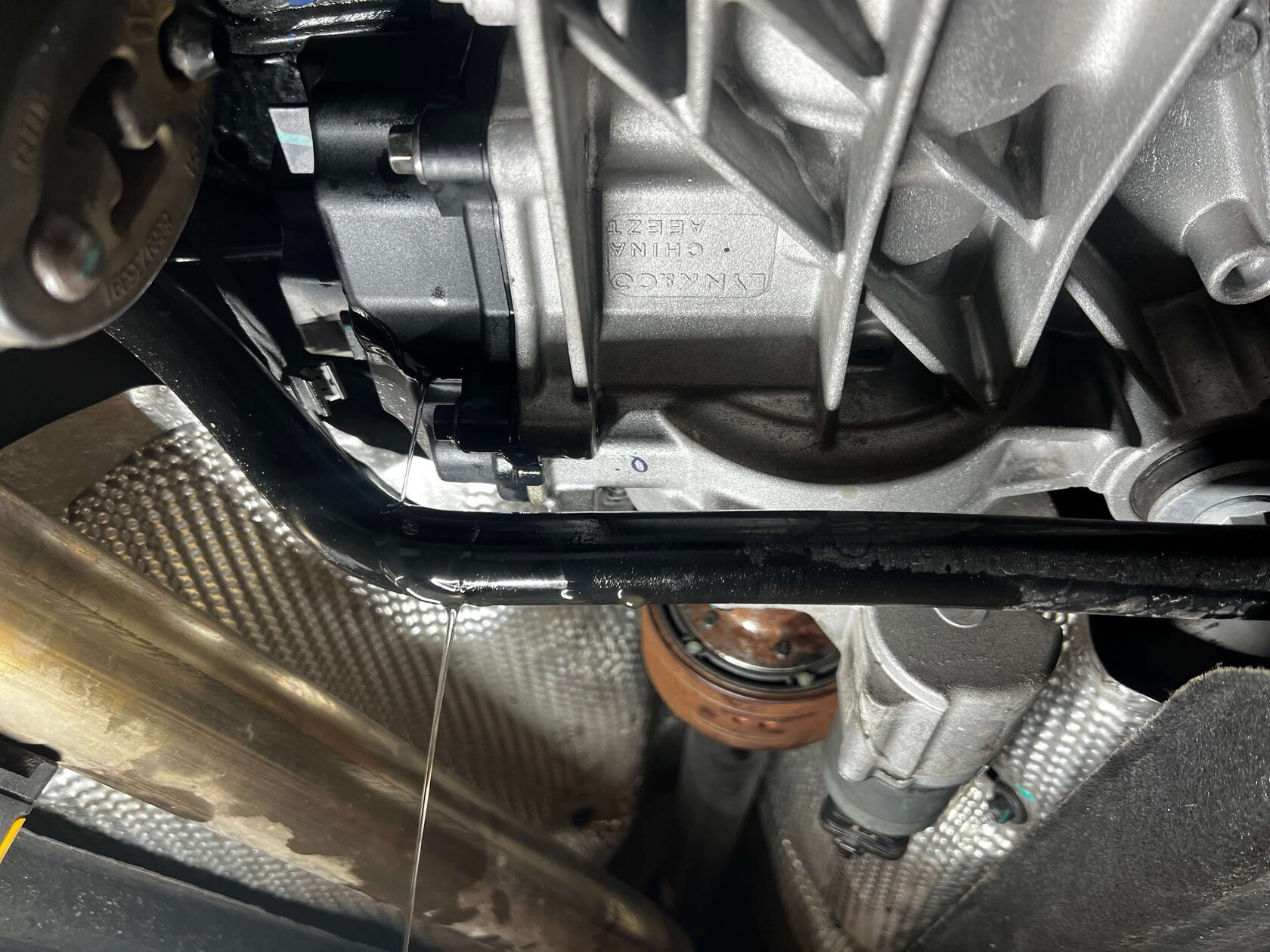 Запускаем двигатель включаем передачу и даем поработать полному приводу для выставления уровня