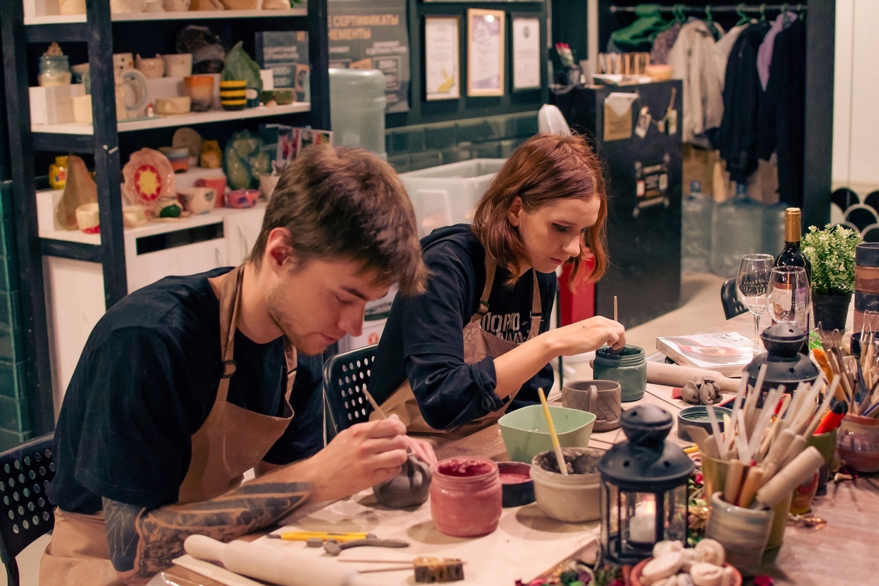 gender party in Chicago pottery experience