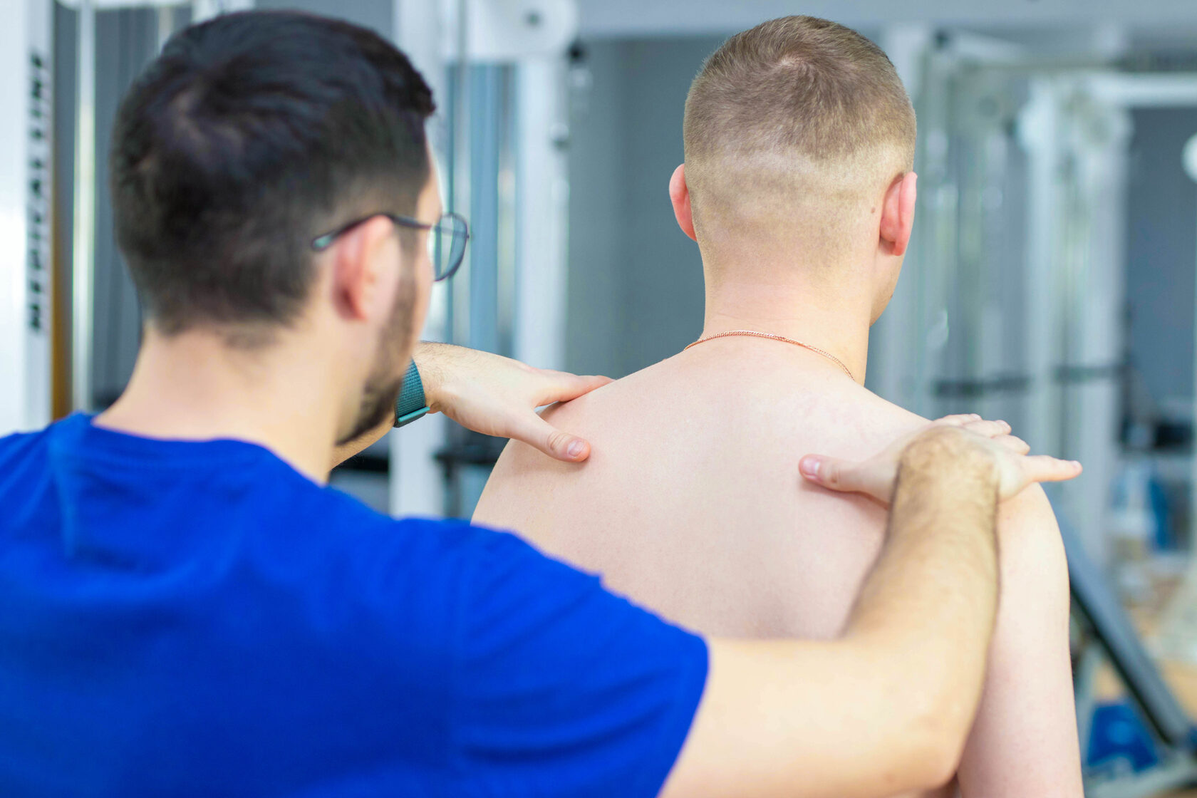 реабілітолог проводить оцінку постави