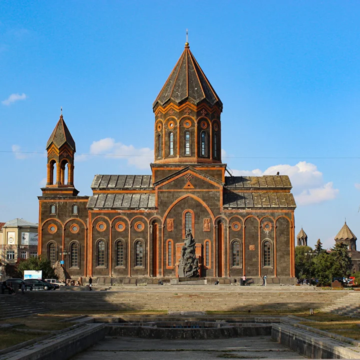 Rouge armenia. Гюмри Ленинакан. Гюмри Ленинакан Армения. Церковь Аменапркич Армения. Храм в Гюмри в Армении.