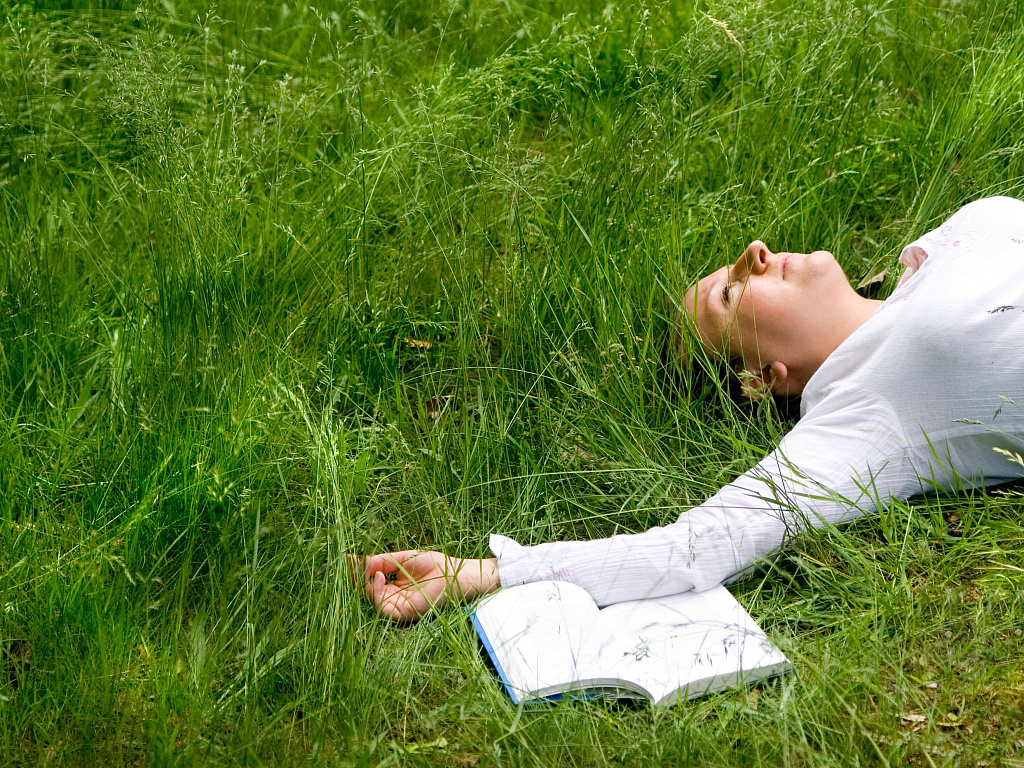 Избавление от бывших. Выкидывать вещи из окна в италии. Картинки на тему свобода. Девушка в стрессе. Избавление от бывших.