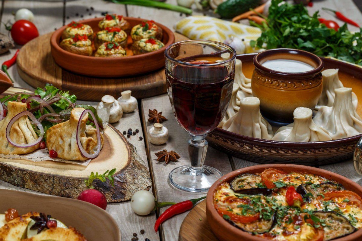 Путешествие в прекрасную Абхазию - это не только отдых, но и настоящее погружение в абхазскую культуру и кухню. Невозможно представить застолье без изысканных блюд, таких как хачапури, хинкали, шашлык из сочного мяса и свежие овощи с зеленью. Ароматное абхазское вино и настойчивая чача сделают ваш вечер еще более незабываемым. Рестораны Абхазии порадуют вас не только вкусными блюдами, но и уютной атмосферой, позволяющей насладиться каждым моментом вашего отдыха.