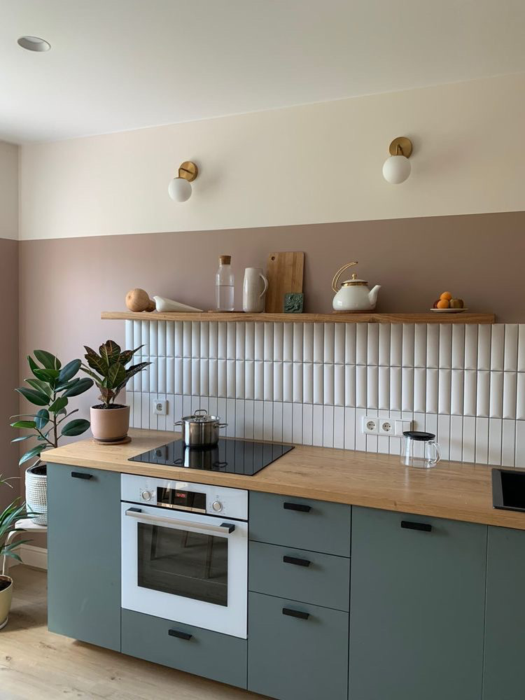 деревянная полка на кухне в стиле минимализм