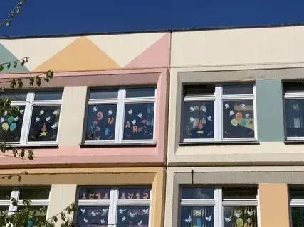 украшенное окно школы ко Дню Победы акция Окна Победы