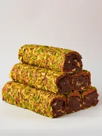 Шоколадный рулет с фундуком и фисташковыми лепестками — рулеты