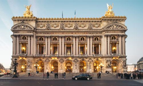 Здание Оперы в Париже на фоне голубого неба