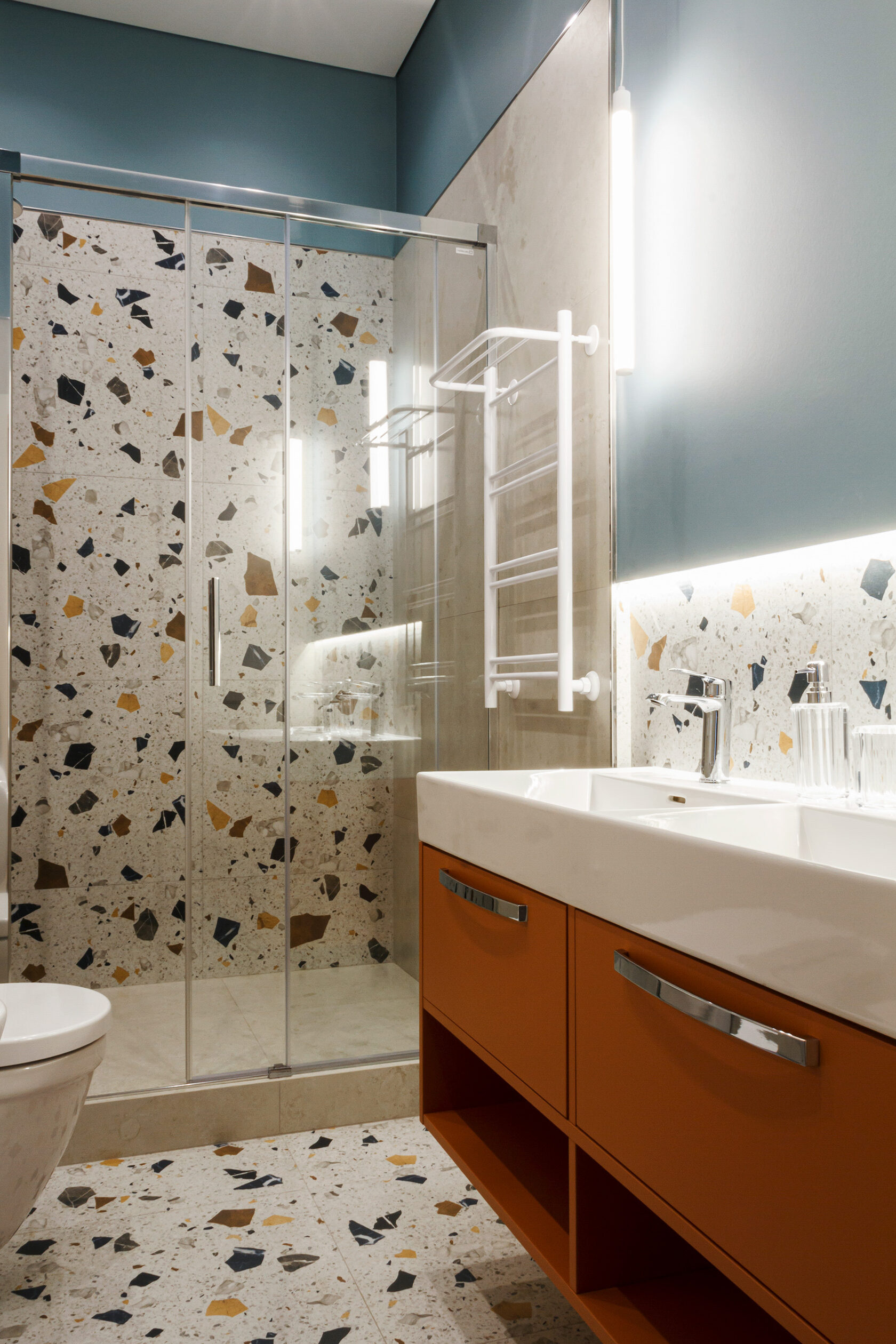 Яркая подвесная тумба для детской ванной комнаты на заказ