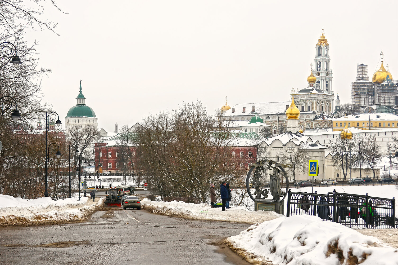 Сергиев сегодня. Троице-Сергиева Лавра. Экскурсия в Троице-Сергиеву Лавру. Сергиево- Троицкая Лавра интересные факты. Троице-Сергиева Лавра Похороненные в Троице-Сергиевой Лавре.