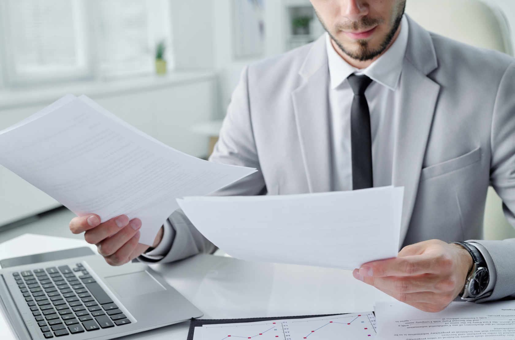 Люди в офисе за работой. Стартап документы. It стартапы. Услуги копирайтера. Работа вид сверху.