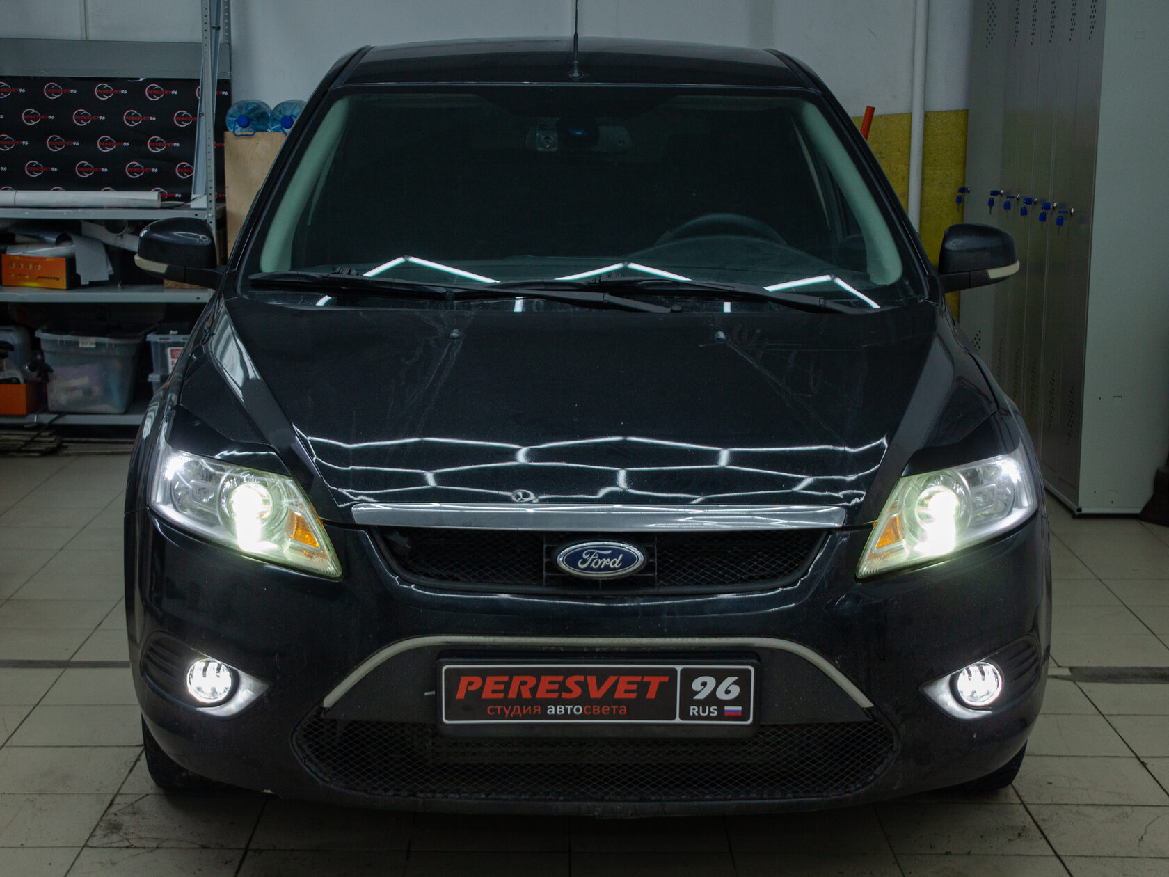 Ford Focus II — установка Bi-LED линз в рефлекторные фары