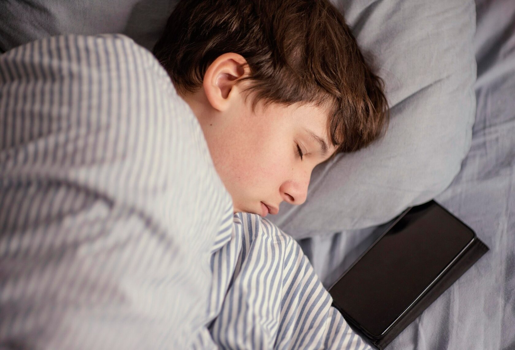 Спящие мальчики 12 лет. Засыпающий с телефоном ребенок. Ночные поллюции у мальчиков. Спящий мальчик в телефоне.