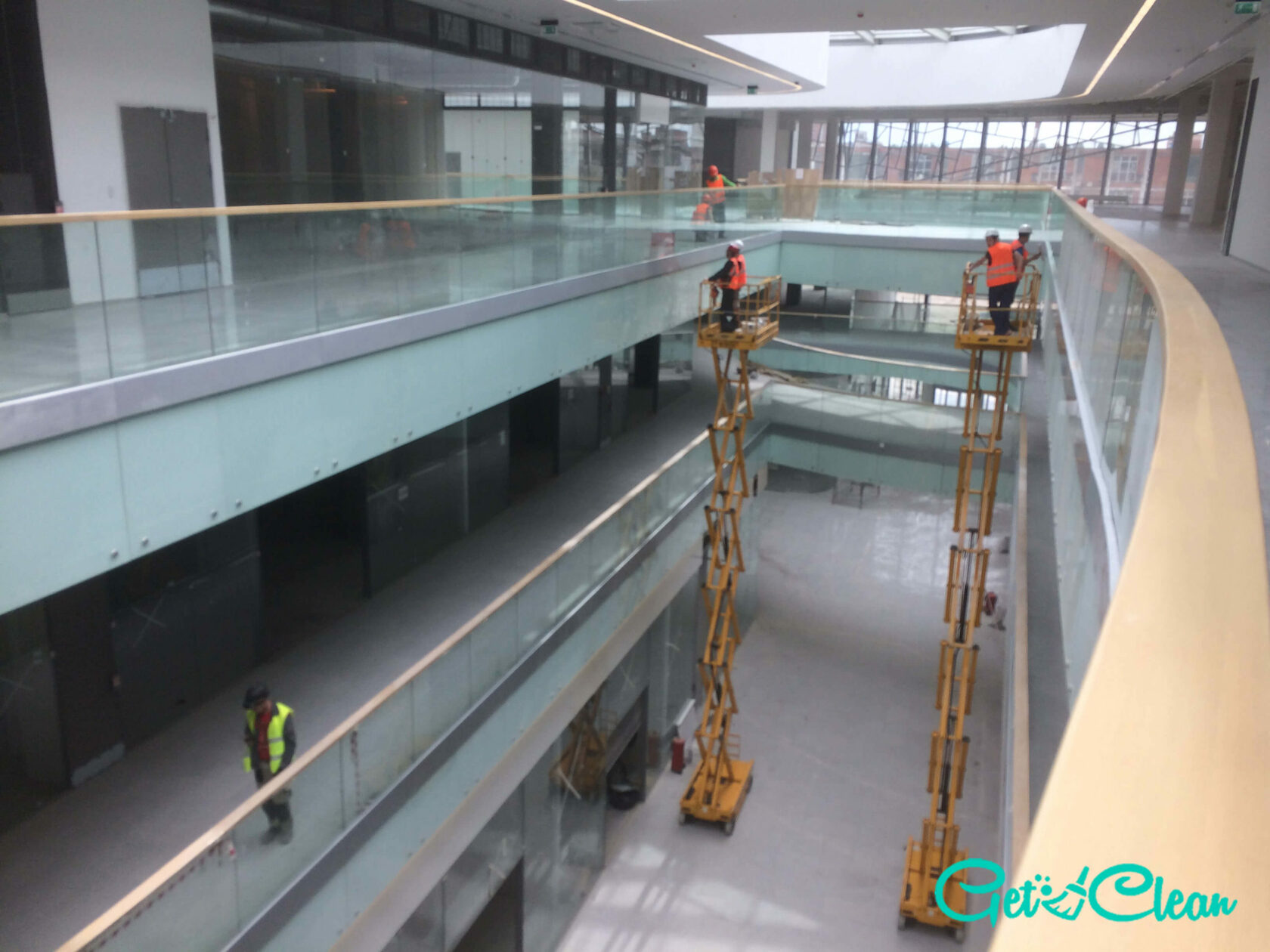 Мытье остекления Охта Молл