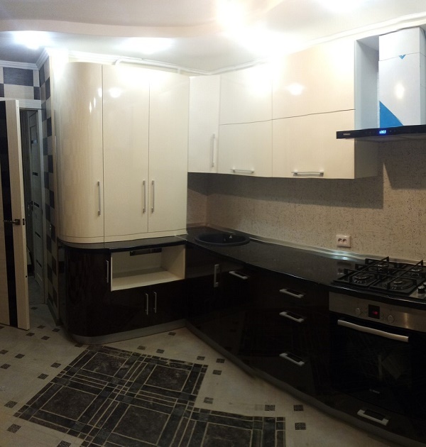 угловая кухня бежевая встроенная