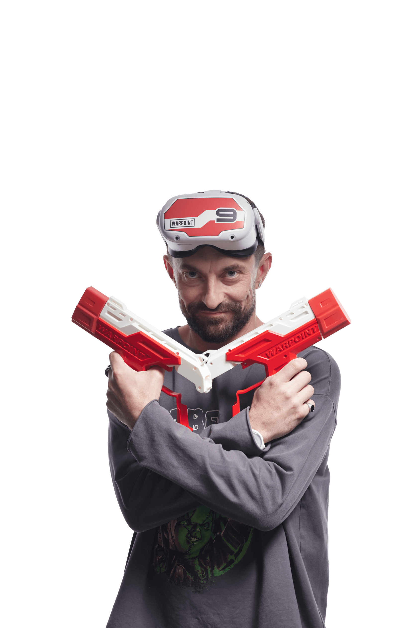 Игрок в WARPOINT на корпоративе со шлемом и пистолетами