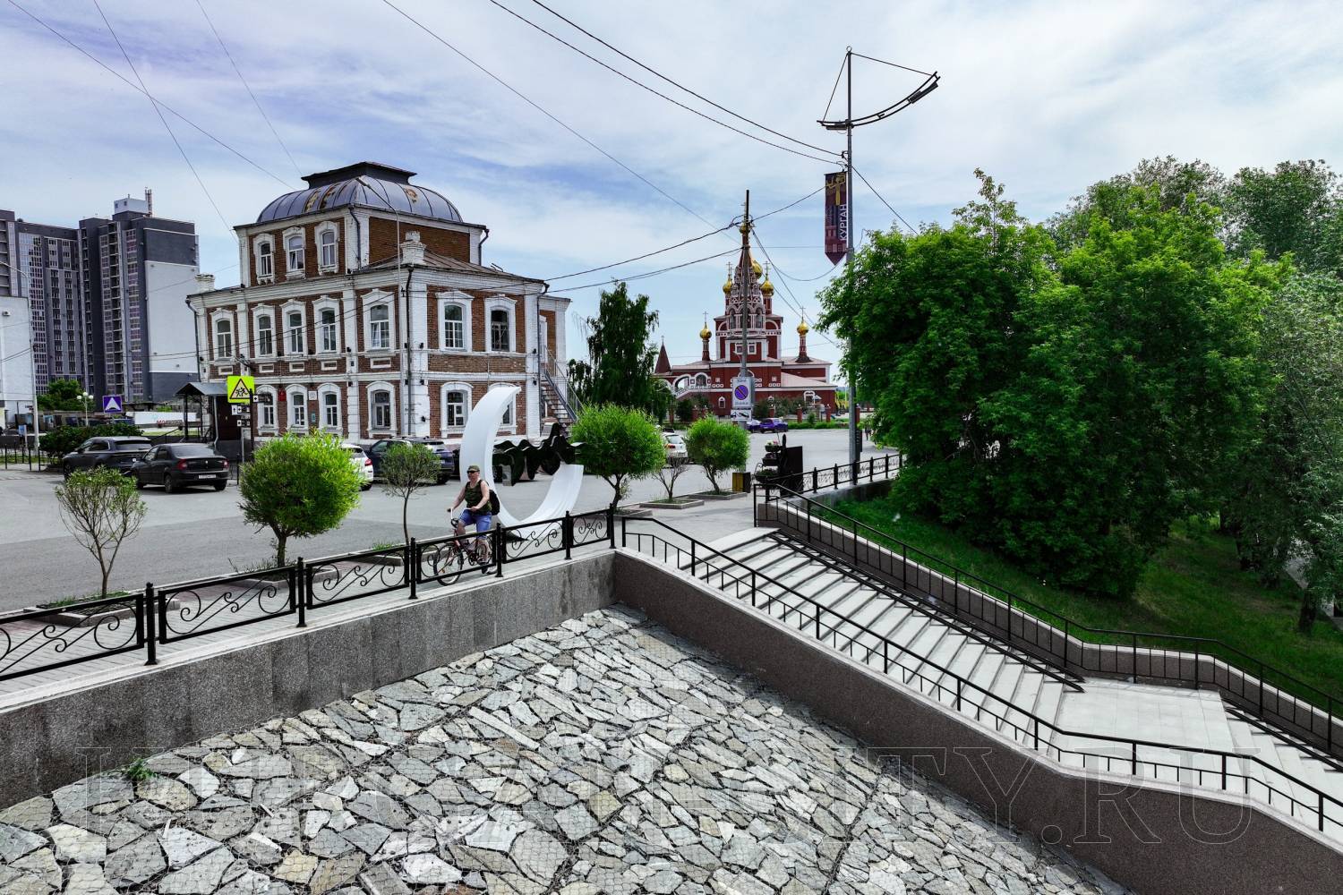 Благоустроенная площадь с церковью и ступенями