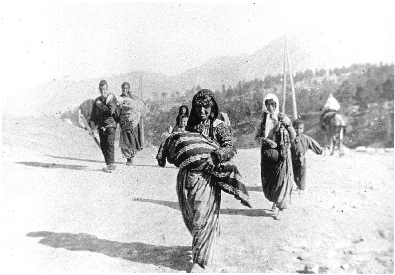 Армянские женщины с детьми в сирийской пустыне во время геноцида, 1915 год, фото Армина Вегнера